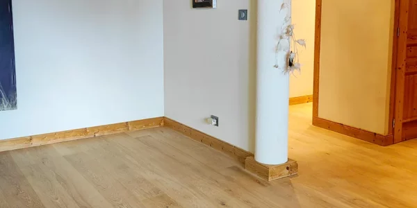 pose de plinthes assorties au parquet bois clair