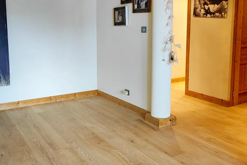 pose de plinthes assorties au parquet bois clair