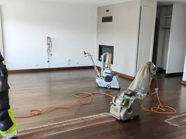 Ponçage de parquet : étapes, coût et quand faut-il poncer ?