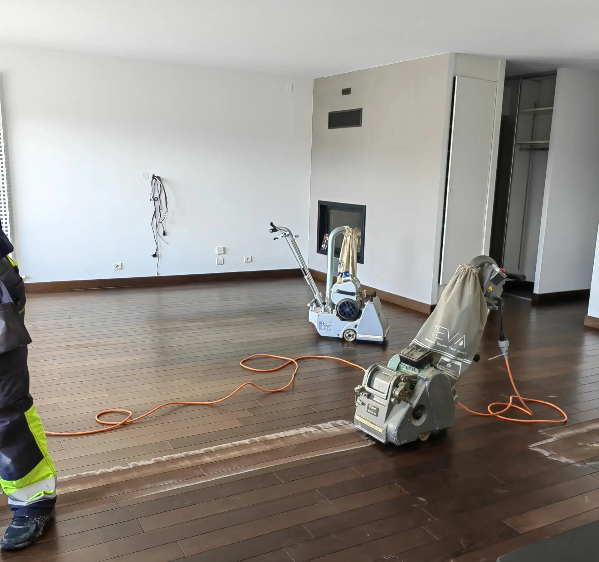 Ponçage de parquet : étapes, coût et quand faut-il poncer ?