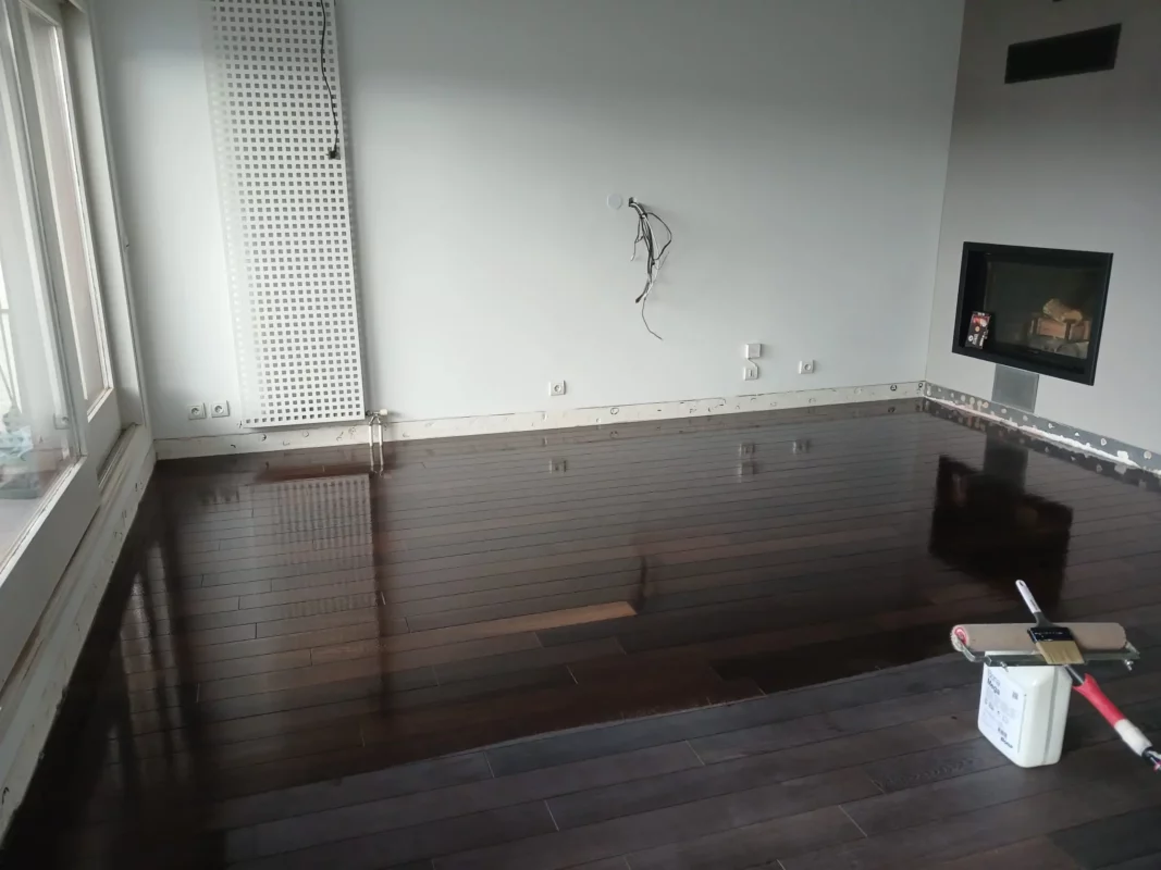 Artisan 2M Parquet Net appliquant une huile d'entretien sur un parquet massif chêne en Haute-Savoie