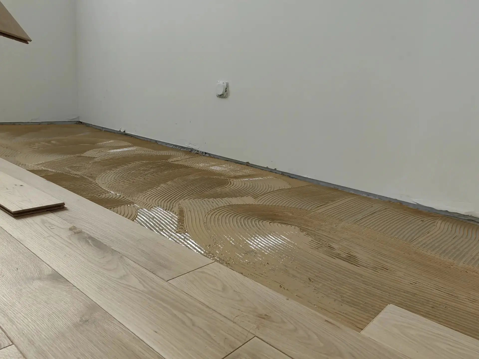 Parquet massif ou contrecollé : le comparatif technique pour faire le bon choix