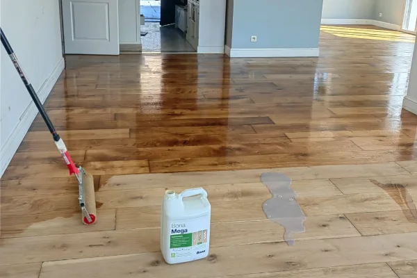 Vitrification Bona Mega en cours sur parquet chêne massif — Messery