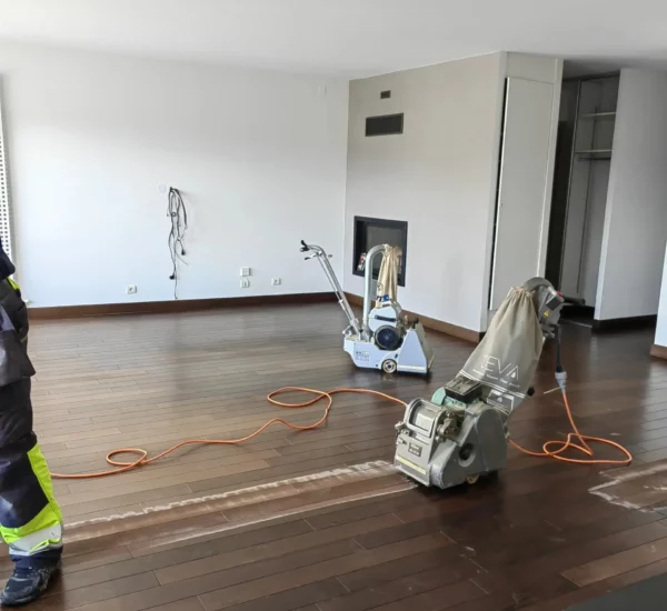 Rénovation parquet ancien Paris - ponçage et vitrification chêne massif par artisan spécialisé