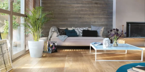 parquet chêne véritable en lames larges dans un salon lumineux - 2M Parquet Net