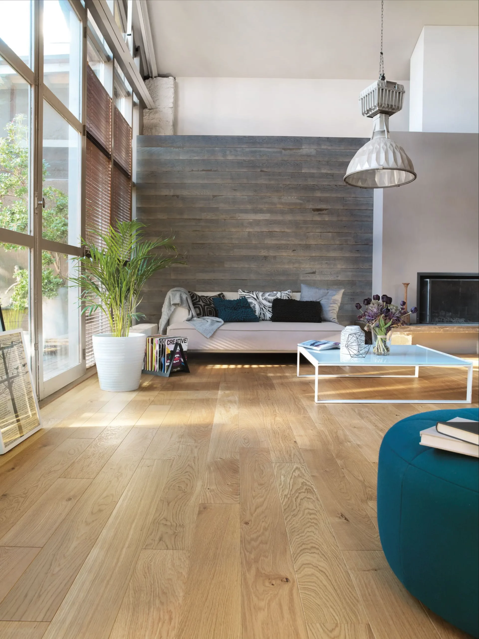 parquet chêne véritable en lames larges dans un salon lumineux - 2M Parquet Net