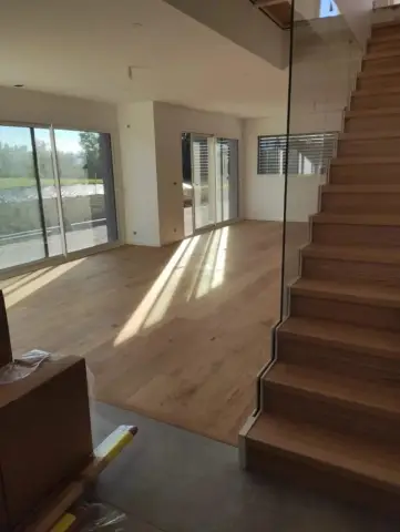 Parquet chêne naturel posé dans une maison contemporaine par 2M Parquet Net