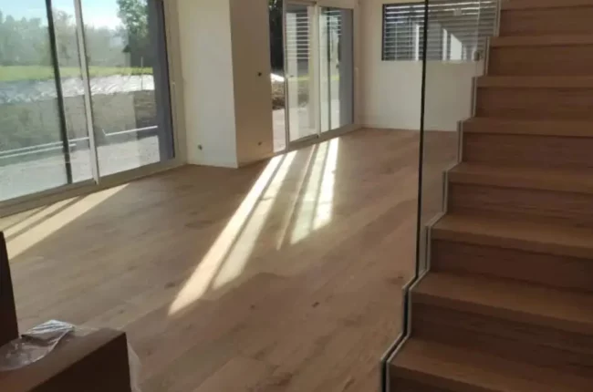 Parquet chêne naturel posé dans une maison contemporaine par 2M Parquet Net