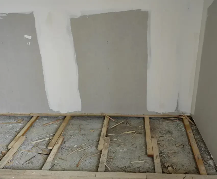 Dépose complète d'un parquet ancien avec lambourdes à nu avant rénovation par 2M Parquet Net