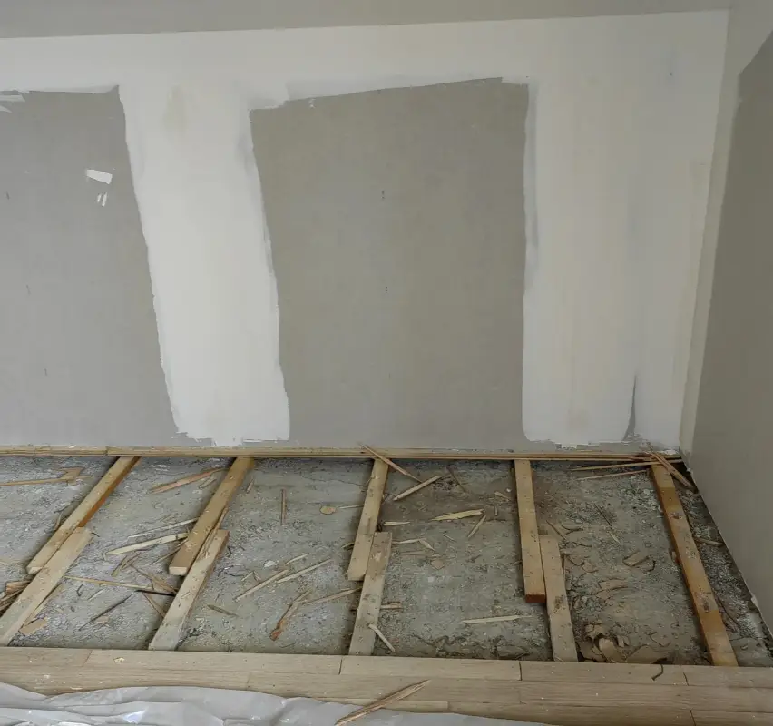 Dépose complète d'un parquet ancien avec lambourdes à nu avant rénovation par 2M Parquet Net