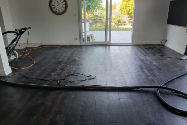Parquet chêne teint noir avant ponçage — chantier Messery Haute-Savoie