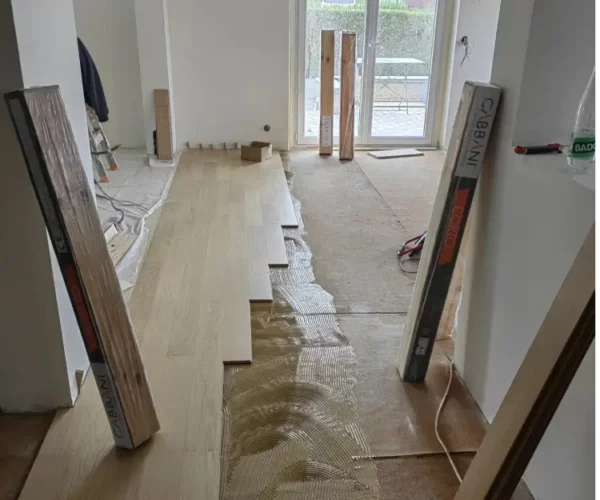 Pose de parquet contrecollé sur colle, lames en attente avant pose