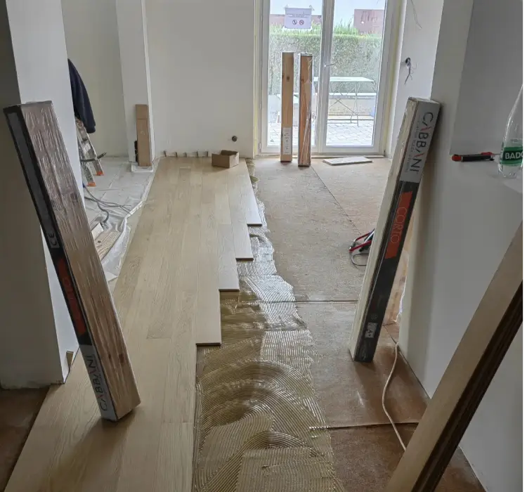 Pose de parquet contrecollé sur colle, lames en attente avant pose