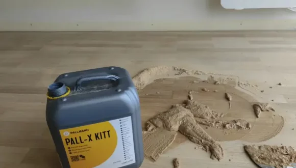Artisan en train de rénover un parquet chêne par ponçage — chantier 2M Parquet Net