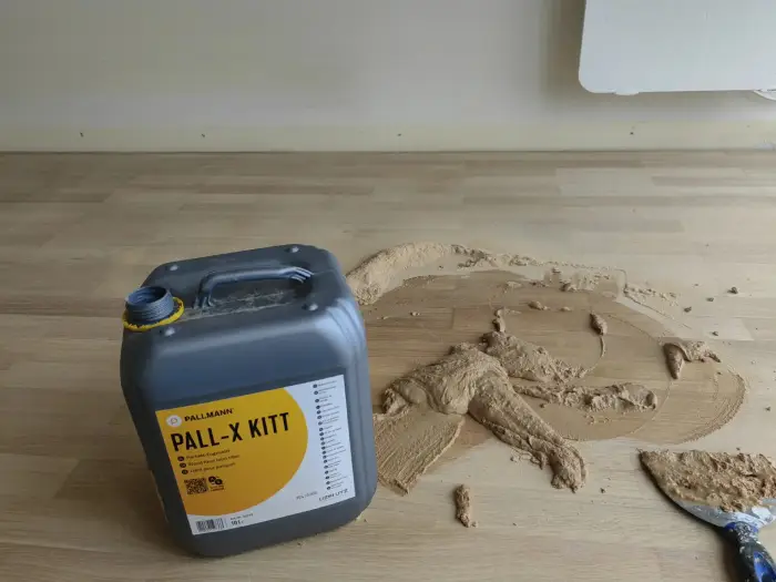 Artisan en train de rénover un parquet chêne par ponçage — chantier 2M Parquet Net