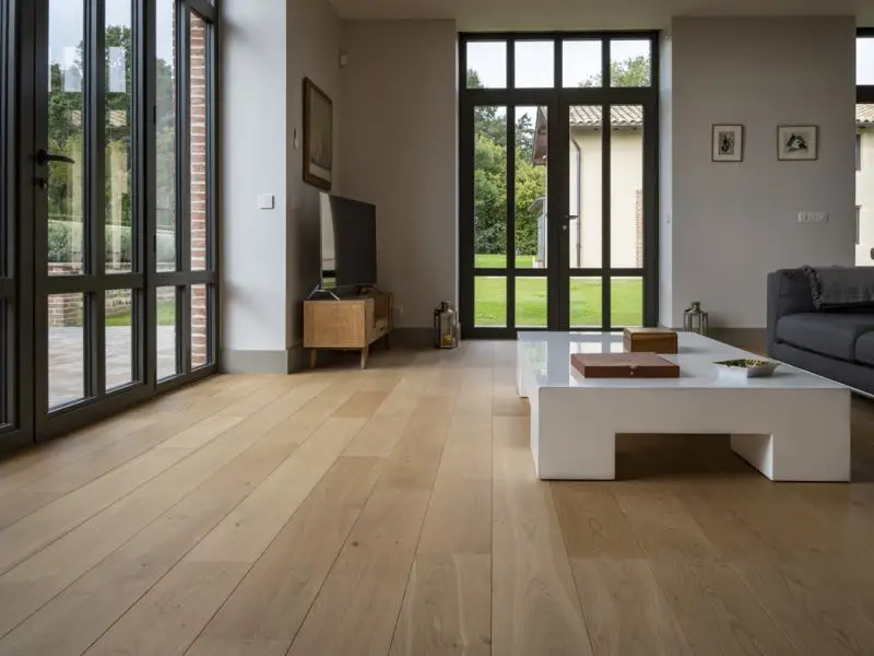 parquet chêne clair posé dans le sens de la lumière vers les baies vitrées - 2M Parquet Net