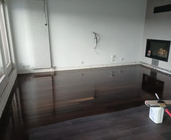 Application de vernis lors d'une vitrification parquet par l'artisan 2M Parquet Net