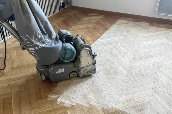 Parquet point de Hongrie poncé chambre — résultat chêne naturel Paris
