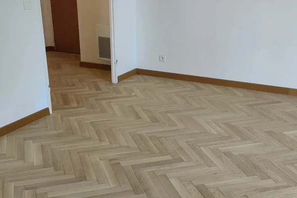 Vitrification Bona Mega en cours sur parquet chevrons — 2M Parquet Net Paris