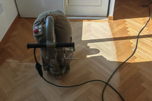 machine-poncage-deva-parquet-chevrons-paris