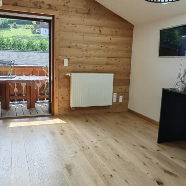 Ponçage parquet chêne massif en cours — chalet Morzine Haute-Savoie